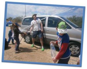 Lanzando cohetes en el campamento