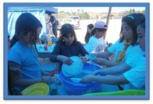 Lavando los platos en el camapamento