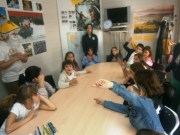 Pioneros en la mesa de trabajo